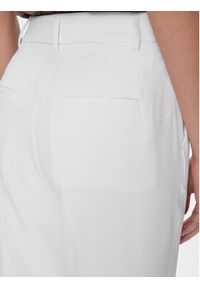 Guess Spodnie materiałowe W4RB30 WFWX2 Biały Slim Fit. Kolor: biały. Materiał: syntetyk #3