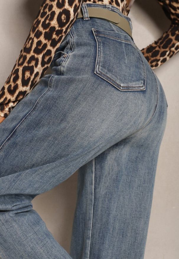 Renee - Jasnoniebieskie Bawełniane Jeansy High Waist o Kroju Boyfriend z Dodatkowym Paskiem Attenise. Okazja: na co dzień. Stan: podwyższony. Kolor: niebieski. Długość: długie. Styl: klasyczny, elegancki, casual