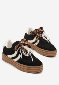 Renee - Czarne Sneakersy Tenisówki na Tłoczonej Platformie Ozdobione Perłami Ashinne. Okazja: na co dzień. Kolor: czarny. Wzór: aplikacja. Obcas: na platformie