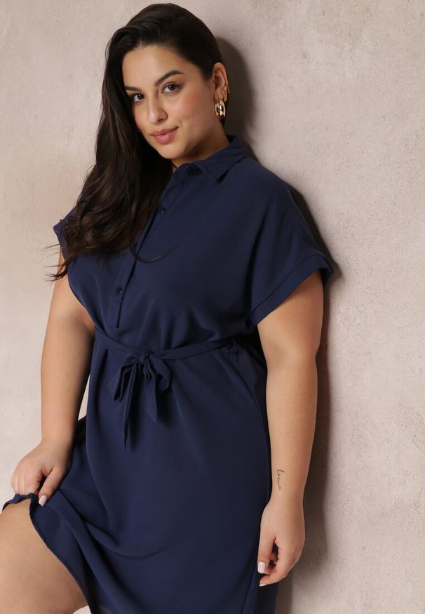 Renee - Granatowa Sukienka Koszulowa Wiązana w Pasie z Krótkimi Rękawami Wellwood. Kolekcja: plus size. Kolor: niebieski. Materiał: tkanina. Długość rękawa: krótki rękaw. Wzór: gładki. Sezon: lato, wiosna. Typ sukienki: koszulowe. Długość: midi