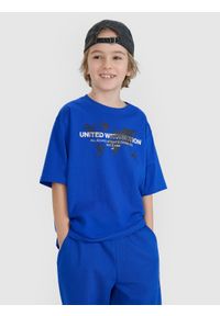 4f - 4F T-shirt oversize z nadrukiem chłopięcy - niebieski 122 (6-7 lat). Okazja: na co dzień. Kolor: niebieski. Materiał: dzianina, bawełna, jersey. Długość rękawa: krótki rękaw. Długość: krótkie. Wzór: nadruk. Sezon: lato. Styl: klasyczny, sportowy, casual
