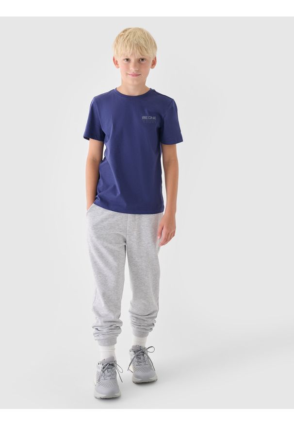 4f - 4F T-shirt z nadrukiem chłopięcy - granatowy 140 (9-10 lat). Okazja: na co dzień. Kolor: niebieski. Materiał: bawełna, jersey, dzianina. Długość rękawa: krótki rękaw. Długość: krótkie. Wzór: nadruk. Sezon: lato. Styl: sportowy, casual, klasyczny