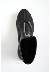 Botki damskie wysoką cholewką DKNY. Wysokość cholewki: przed kolano. Szerokość cholewki: normalna #4