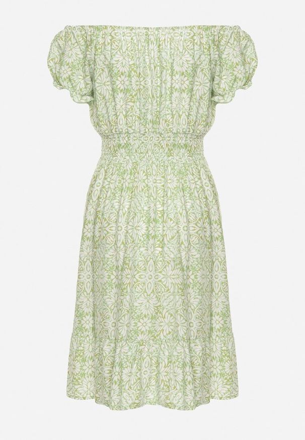 Born2be - Jasnozielona Wiskozowa Sukienka Hiszpanka z Gumką w Talii z Materiałowym Paskiem i Falbanką Tiamanthea. Okazja: na co dzień. Typ kołnierza: dekolt hiszpanka. Kolor: zielony. Materiał: materiał, wiskoza. Typ sukienki: proste. Styl: casual