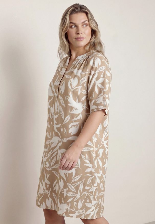 Born2be - Jasnobeżowa Pudełkowa Sukienka z Wiskozy w Roślinny Wzór z Guzikami przy Dekolcie Acosia. Okazja: na co dzień. Kolekcja: plus size. Kolor: beżowy. Materiał: wiskoza. Typ sukienki: proste, dla puszystych. Styl: elegancki, klasyczny, casual