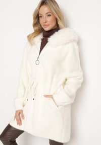 Born2be - Jasnobeżowy Płaszcz o Długim Kroju z Futrem i Ściągaczem w Talii Delirith. Okazja: na co dzień. Typ kołnierza: kaptur. Kolor: beżowy. Materiał: futro. Długość: długie. Styl: casual, elegancki #1