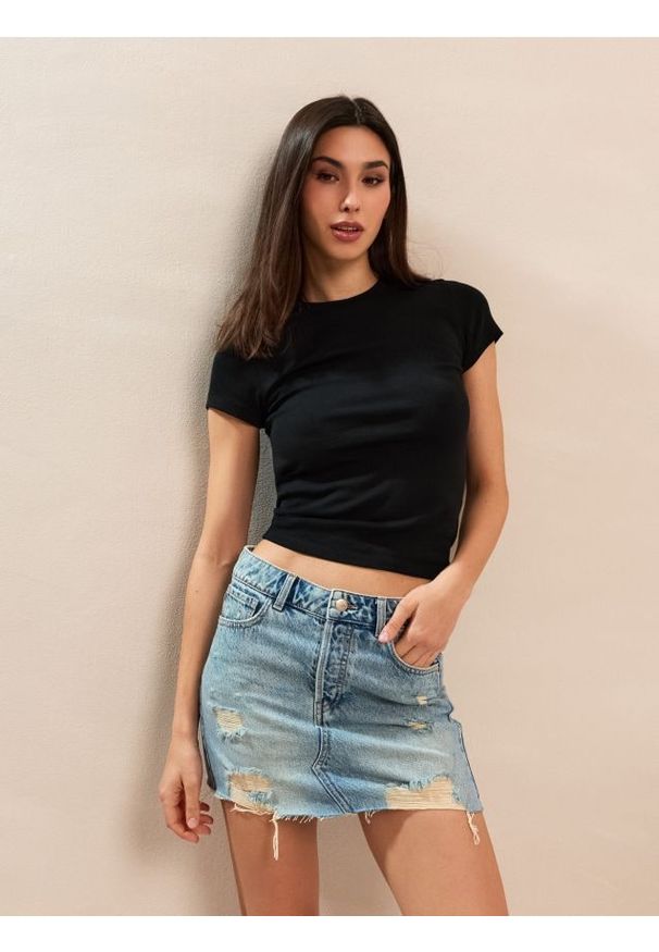 Sinsay - Jeansowa spódnica mini z przetarciami - indigo jeans. Materiał: jeans