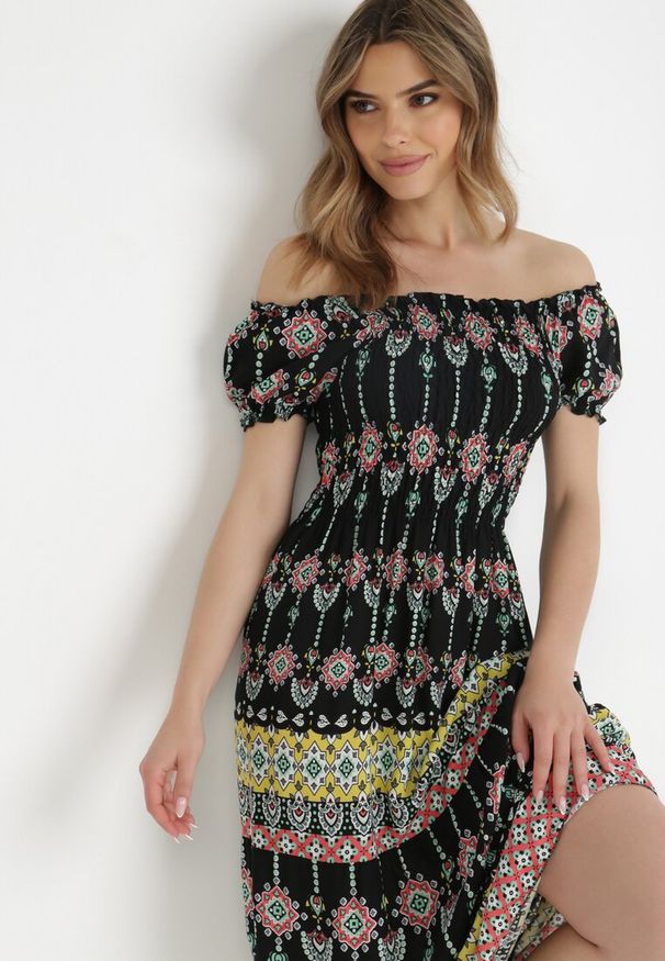 Born2be - Czarna Sukienka z Wiskozy Nesone. Typ kołnierza: dekolt hiszpanka. Kolor: czarny. Materiał: wiskoza. Wzór: aplikacja, kolorowy. Długość: midi