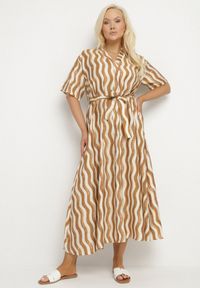 Born2be - Brązowa Pudełkowa Sukienka z Wiskozy w Geometryczny Wzór z Paskiem Luniretia. Okazja: na co dzień. Kolor: brązowy. Materiał: wiskoza. Wzór: geometria. Sezon: wiosna, lato. Styl: casual, elegancki, klasyczny #1