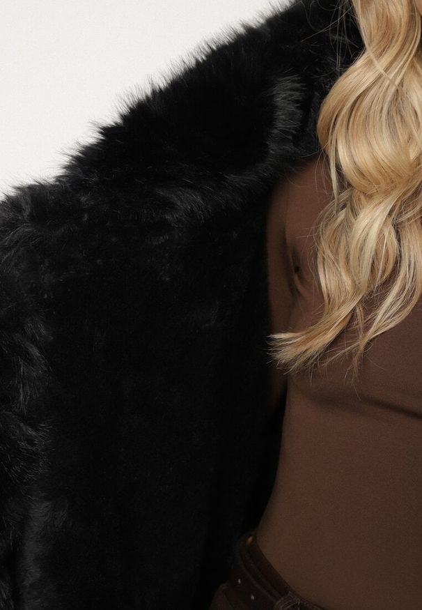 Born2be - Czarne Ponczo z Wełną i Wiskozą Zdobione Futerkiem Tevilka. Okazja: na co dzień. Kolor: czarny. Materiał: wełna, futro, wiskoza. Wzór: aplikacja. Styl: casual, elegancki