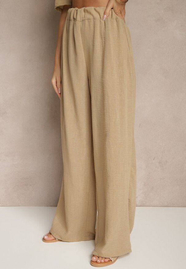 Renee - Ciemnobeżowy 2-Częściowy Komplet Koszula z Krótkim Rękawem Spodnie z Gumką w Pasie Vimacia. Kolor: beżowy. Materiał: materiał