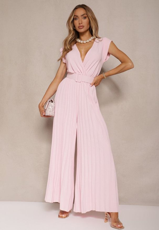 Renee - Różowy Kopertowy Kombinezon Wide Leg Zdobiony Plisami i Paskiem z Klamrą Salirella. Okazja: na ślub cywilny, na wesele, na imprezę. Kolor: różowy. Wzór: aplikacja. Styl: elegancki