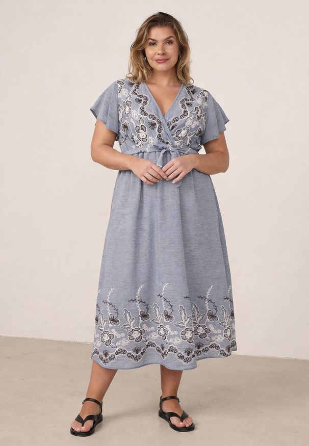 Born2be - Niebieska Kopertowa Sukienka z Wiskozy Zdobiona Haftem i Wiązanym Paskiem Tasenea. Okazja: na co dzień. Kolekcja: plus size. Kolor: niebieski. Materiał: wiskoza. Wzór: aplikacja, haft. Sezon: lato. Typ sukienki: kopertowe. Styl: elegancki, casual, boho