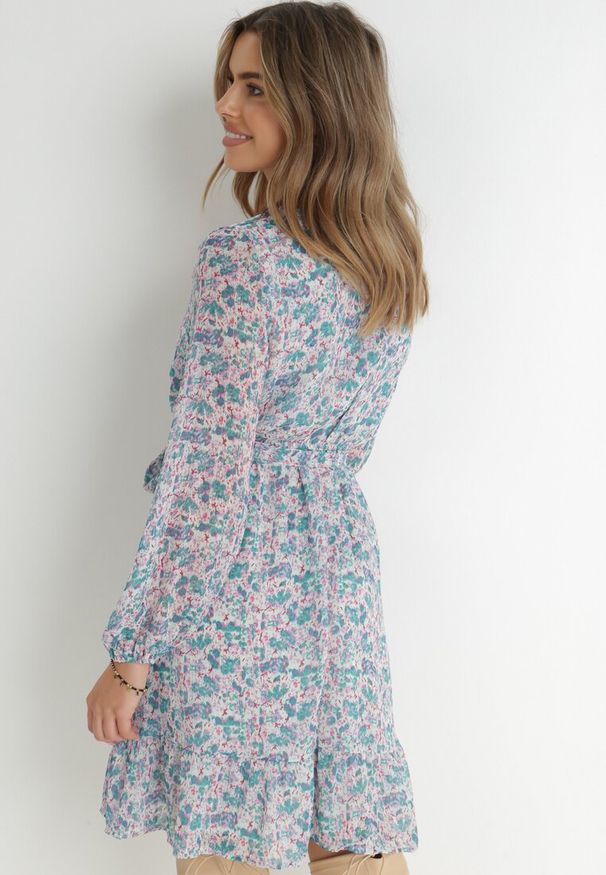 Born2be - Niebieska Sukienka Iphaia. Kolor: niebieski. Materiał: materiał. Długość rękawa: długi rękaw. Wzór: aplikacja, kwiaty. Typ sukienki: kopertowe. Długość: mini