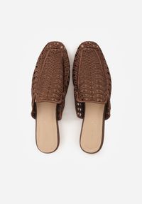 Born2be - Brązowe Klapki Mule z Ażurową Cholewką Szydełkową Civeza. Okazja: na co dzień. Kolor: brązowy. Materiał: jeans, len. Wzór: ażurowy. Sezon: lato. Styl: casual #5