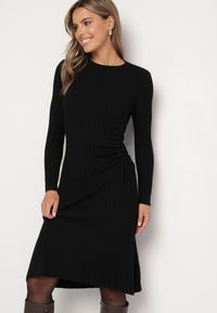 Born2be - Czarna Dopasowana Sukienka z Wiskozą z Prążkowanego Materiału Ściągana Troczkiem Eleavia. Okazja: na co dzień. Kolor: czarny. Materiał: prążkowany, wiskoza, materiał. Wzór: aplikacja. Styl: casual #2