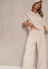 Renee - Jasnobeżowy Komplet z Wiskozą T-shirt z Dekoltem w Serek i Spodnie o Szerokim Kroju Zevline. Kolor: beżowy. Materiał: wiskoza #3