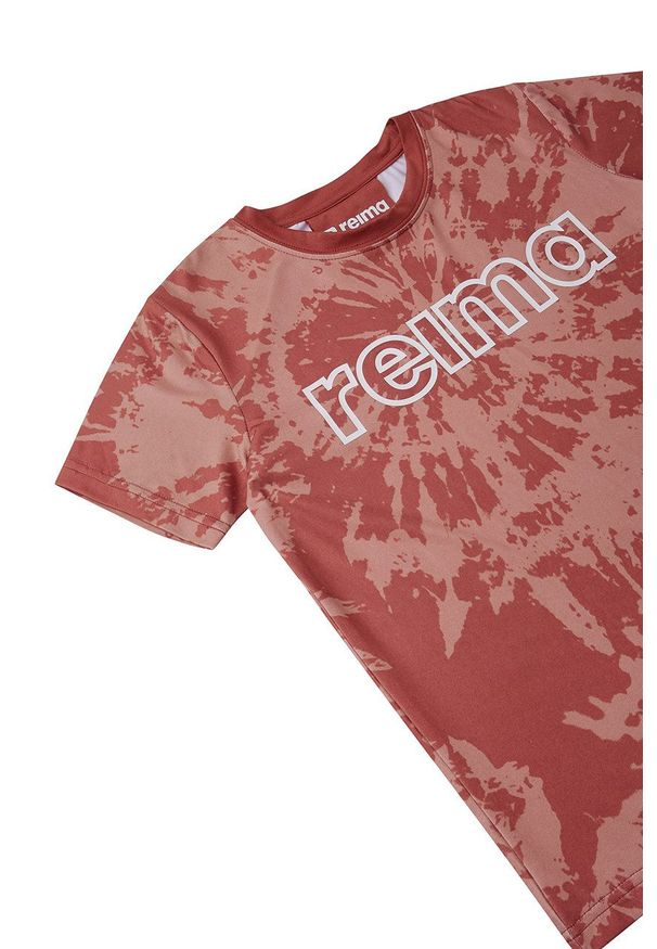 Reima t-shirt dziecięcy Vauhdikas kolor czerwony wzorzysty. Okazja: na co dzień. Kolor: czerwony. Materiał: materiał, dzianina. Styl: casual