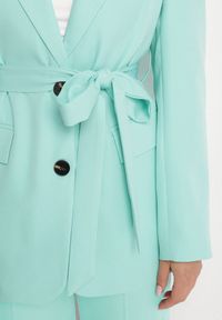 Born2be - Jasnozielona Jednorzędowa Marynarka z Paskiem i Usztywnionymi Ramionami Diomella. Okazja: na co dzień. Kolor: zielony. Materiał: jeans. Styl: elegancki, casual