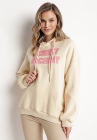 Born2be - Beżowa Bluza Kangurka z Kapturem i Ozdobnym Napisem Nuriga. Typ kołnierza: kaptur. Kolor: beżowy. Materiał: dzianina. Wzór: napisy. Sezon: jesień, zima #3