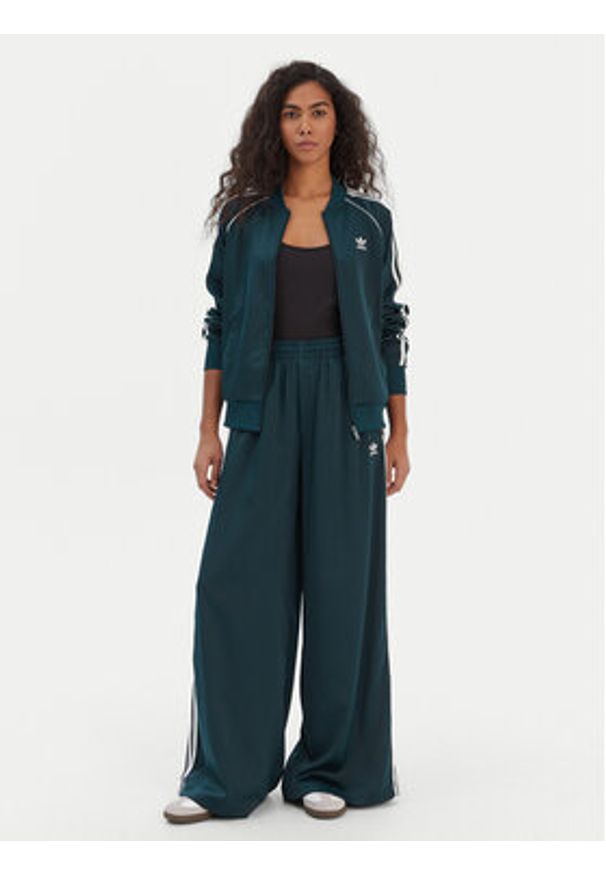 Adidas - adidas Bluza SST adicolor Satin JZ6732 Zielony Regular Fit. Kolor: zielony. Materiał: syntetyk