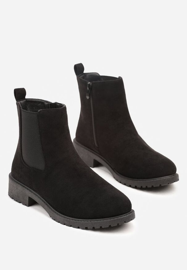 Renee - Czarne Botki Sztyblety z Imitacji Zamszu Ozdobione Elastycznym Elementem Clasina. Okazja: na co dzień. Kolor: czarny. Materiał: zamsz. Wzór: aplikacja. Styl: casual, elegancki