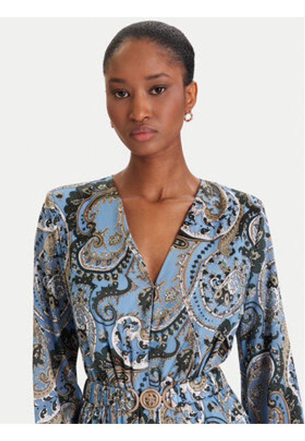 Guess Sukienka codzienna W5BK53 W2770 Niebieski jasny Regular Fit. Okazja: na co dzień. Kolor: niebieski. Materiał: syntetyk. Typ sukienki: proste. Styl: casual