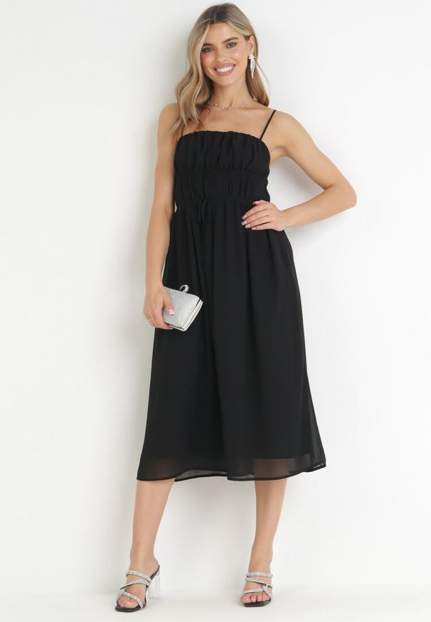 Born2be - Czarna Rozkloszowana Sukienka Midi na Cienkich Ramiączkach z Wiązaniem w Talii Tessonne. Kolor: czarny. Długość rękawa: na ramiączkach. Długość: midi