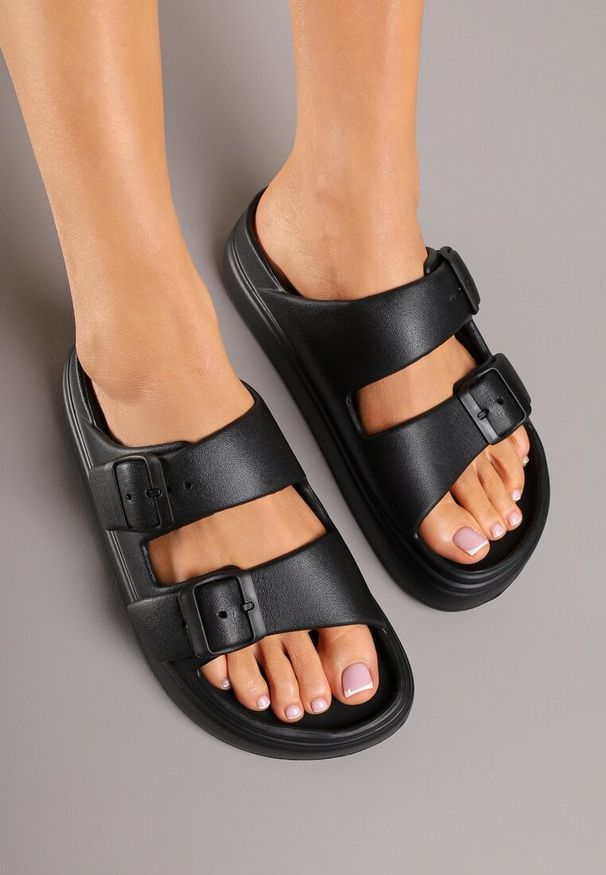 Born2be - Czarne Klapki z Ozdobnymi Klamrami Rettiana. Okazja: na co dzień. Kolor: czarny. Obcas: na płaskiej podeszwie. Styl: casual, elegancki