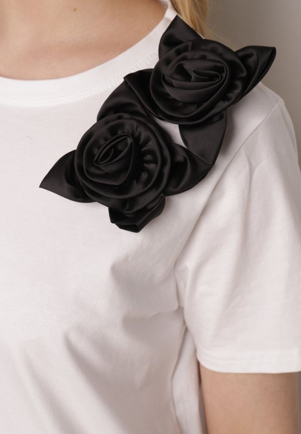 Born2be - Biało-Czarny Klasyczny T-shirt z Bawełny Zdobiony Aplikacją 3D w Kształcie Kwiatów Noebel. Okazja: na co dzień. Kolor: biały. Materiał: bawełna. Wzór: aplikacja, kwiaty. Styl: klasyczny