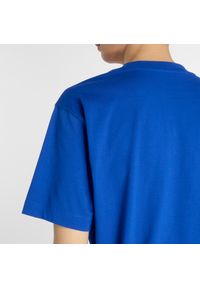 Koszulka męska New Balance MT41509BUM – niebieska. Kolor: niebieski. Materiał: bawełna, dresówka. Długość rękawa: krótki rękaw. Długość: krótkie. Wzór: haft #3