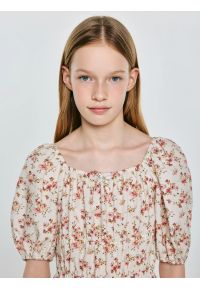 Big-Star - Sukienka dziewczęca z wiskozy w kwiatowy wzór perłowa Radojka 103. Okazja: na spacer. Typ kołnierza: kokarda, dekolt w karo. Kolor: kremowy. Materiał: wiskoza. Wzór: kwiaty. Sezon: lato #9