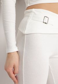 Born2be - Biały Komplet Dresowy z Prążkowanej Bawełny Krótka Bluza z Kapturem i Spodnie Dzwony Jukolla. Kolor: biały. Materiał: bawełna, dresówka, prążkowany #6