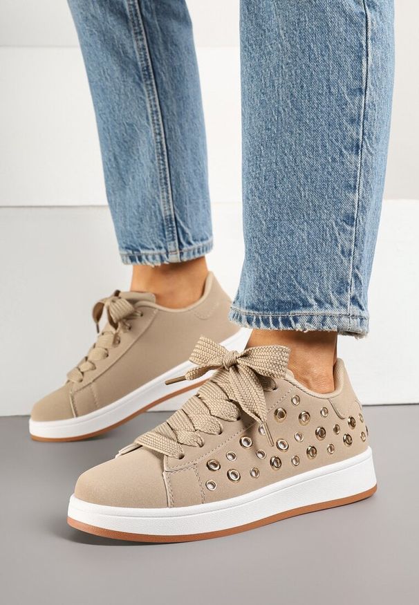 Renee - Ciemnobeżowe Sneakersy z Ozdobnymi Nitami Feloriela. Kolor: beżowy. Materiał: jeans