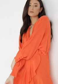 Born2be - Pomarańczowa Sukienka Appobe. Okazja: na imprezę. Typ kołnierza: dekolt w serek. Kolor: pomarańczowy. Materiał: wiskoza, tkanina. Wzór: aplikacja. Typ sukienki: kopertowe. Długość: mini #4