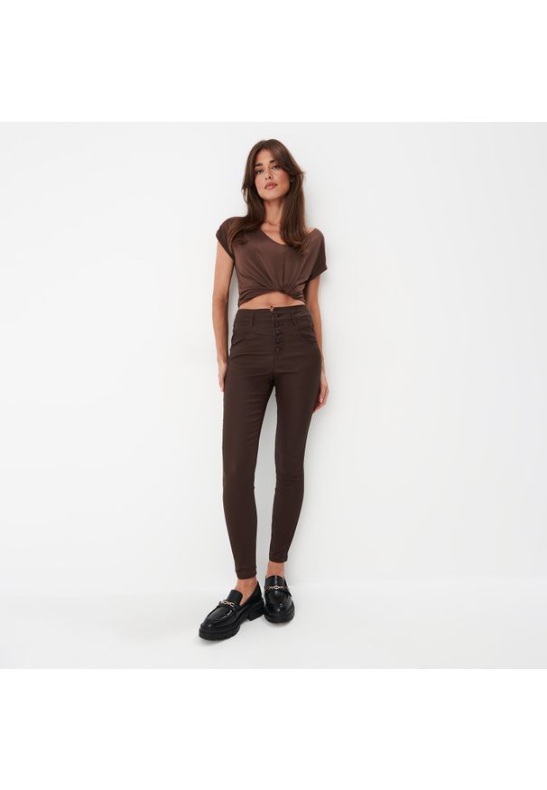 Mohito - Woskowane spodnie skinny - Brązowy. Kolor: brązowy