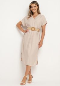 Born2be - Jasnobeżowa Wiskozowa Sukienka z Paskiem Ozdobionym Plecionką i Klamrą Mlevena. Typ kołnierza: dekolt w kształcie V. Kolekcja: plus size. Kolor: beżowy. Materiał: wiskoza. Długość rękawa: krótki rękaw. Wzór: aplikacja. Typ sukienki: dla puszystych. Styl: elegancki #1