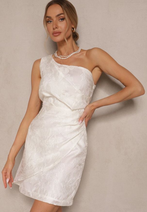 Renee - Biała Sukienka w Kwiaty o Taliowanym Fasonie z Asymetryczną Górą na Jedno Ramię Halavira. Okazja: na imprezę. Kolor: biały. Wzór: kwiaty. Sezon: lato. Typ sukienki: asymetryczne. Styl: klasyczny