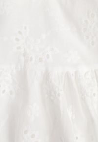 Born2be - Biała Sukienka Daphlenia. Okazja: na co dzień. Kolor: biały. Materiał: bawełna. Wzór: aplikacja. Styl: klasyczny, casual #4