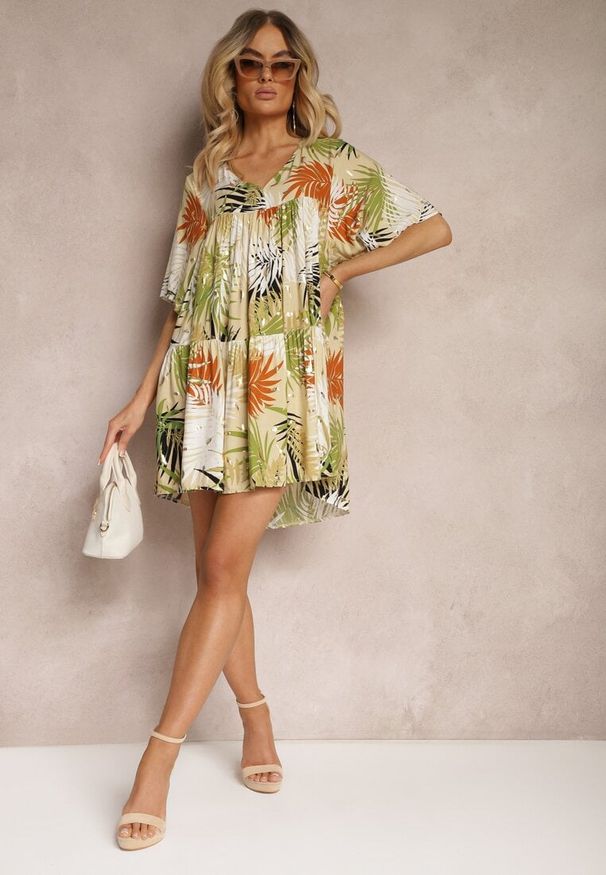 Renee - Biało-Pomarańczowa Sukienka o Rozkloszowanym Kroju z Falbanką i Trójkątnym Dekoltem Tiamaya. Kolor: biały. Długość rękawa: krótki rękaw. Typ sukienki: rozkloszowane