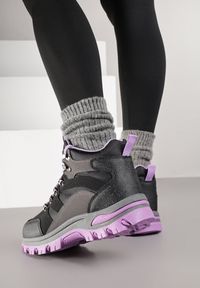 Born2be - Czarno-Fioletowe Buty Trekkingowe Trapery Vices Ozdobione Przeszyciami Narrive. Okazja: na co dzień. Wysokość cholewki: przed kolano. Kolor: czarny. Materiał: dresówka. Szerokość cholewki: normalna. Wzór: aplikacja. Styl: casual #3