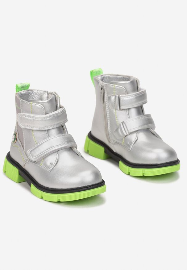 Born2be - Srebrne Botki Kalereia. Wysokość cholewki: za kostkę. Zapięcie: rzepy. Kolor: srebrny. Materiał: skóra. Szerokość cholewki: normalna. Wzór: kolorowy, aplikacja