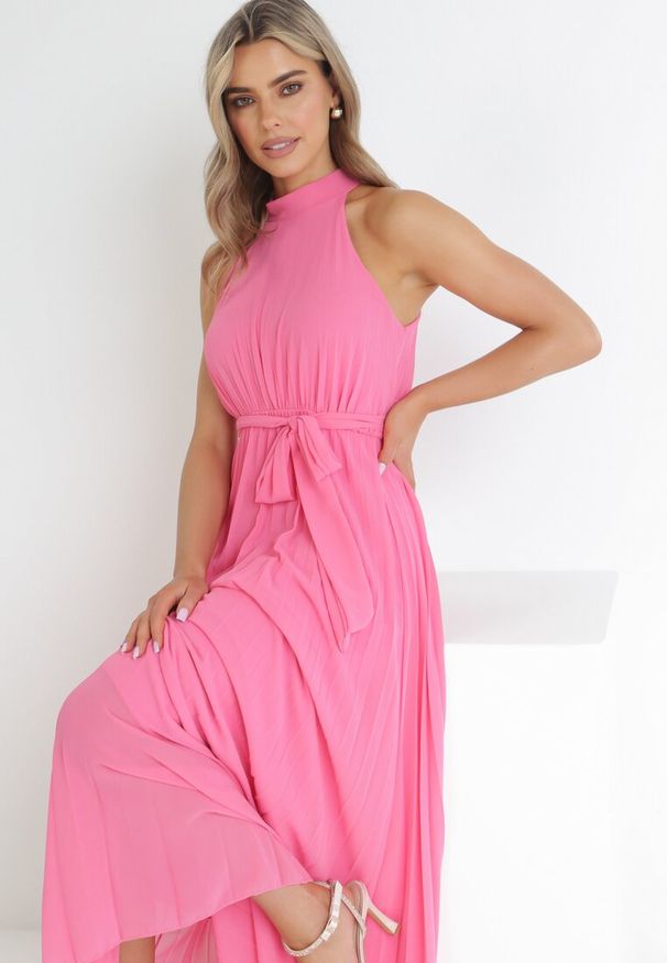 Born2be - Różowa Plisowana Sukienka Maxi z Gumką w Pasie i Rozkloszowanym Dołem Tehe. Kolor: różowy. Materiał: tkanina, materiał. Długość: maxi