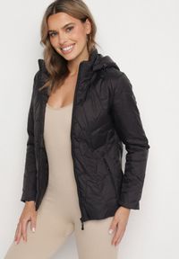 Born2be - Czarna Pikowana Kurtka Przejściowa z Odpinanym Kapturem Ninorwena. Okazja: na co dzień. Kolor: czarny. Styl: casual, elegancki, klasyczny #1