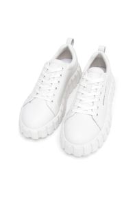 Wittchen - Damskie sneakersy skórzane na grubej podeszwie proste białe. Nosek buta: okrągły. Kolor: biały. Materiał: skóra. Sezon: wiosna, jesień, lato. Obcas: na platformie #3
