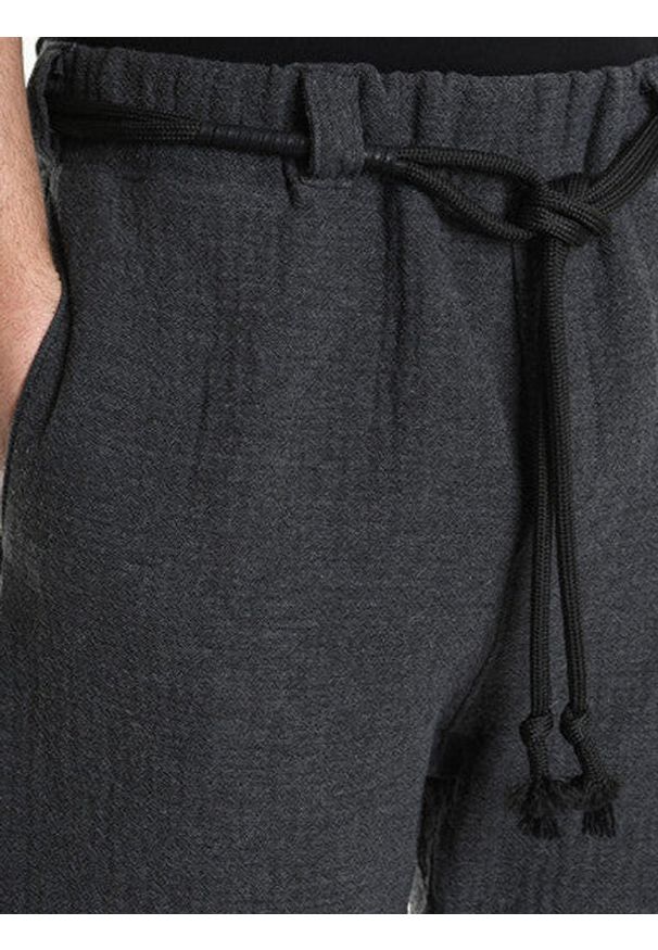 Xagon Man Spodnie | 2MD240 | Mężczyzna | Szary. Okazja: na co dzień. Kolor: szary. Materiał: poliester, bawełna. Wzór: aplikacja. Styl: elegancki, casual