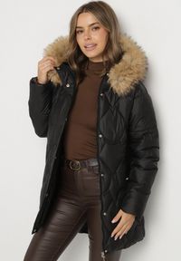 Born2be - Czarna Pikowana Kurtka z Kapturem z Futerkiem Oliresa. Okazja: na co dzień. Typ kołnierza: kaptur. Kolor: czarny. Materiał: futro. Styl: casual, sportowy