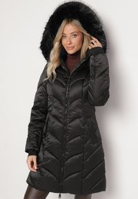 Born2be - Czarna Kurtka Pikowana z Kapturem z Futrem i Szerokimi Ściągaczami Innia. Okazja: na co dzień, na spacer. Typ kołnierza: kaptur. Kolor: czarny. Materiał: futro. Styl: casual, elegancki #1