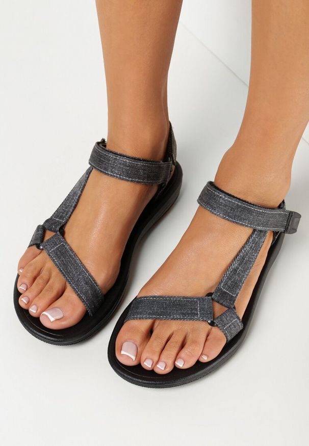Born2be - Czarne Sandały na Płaskiej Podeszwie z Rzepem Fistandil. Okazja: na co dzień. Kolor: czarny. Obcas: na płaskiej podeszwie. Styl: casual