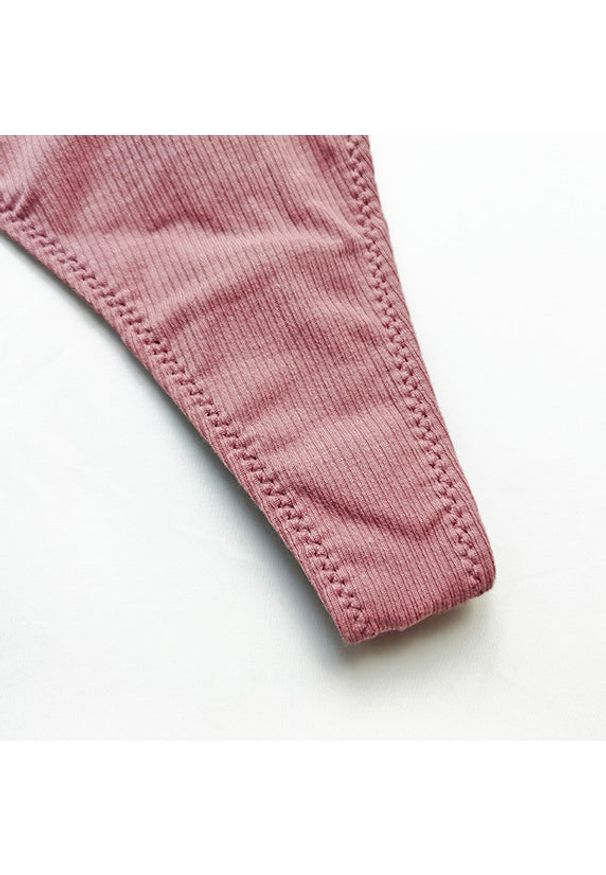 Intica - Stringi z cienkimi paseczkami z wysokiej jakości materiału Pauline. Kolor: fioletowy. Materiał: materiał